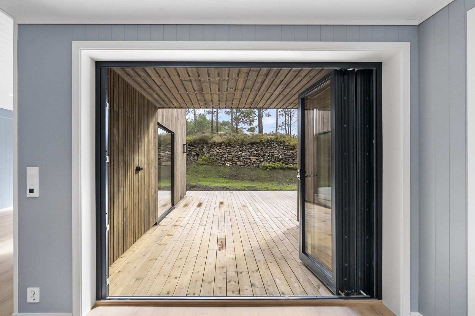 Det er foldedører frå multirommet til den sørvendte terrassen Galleribilde