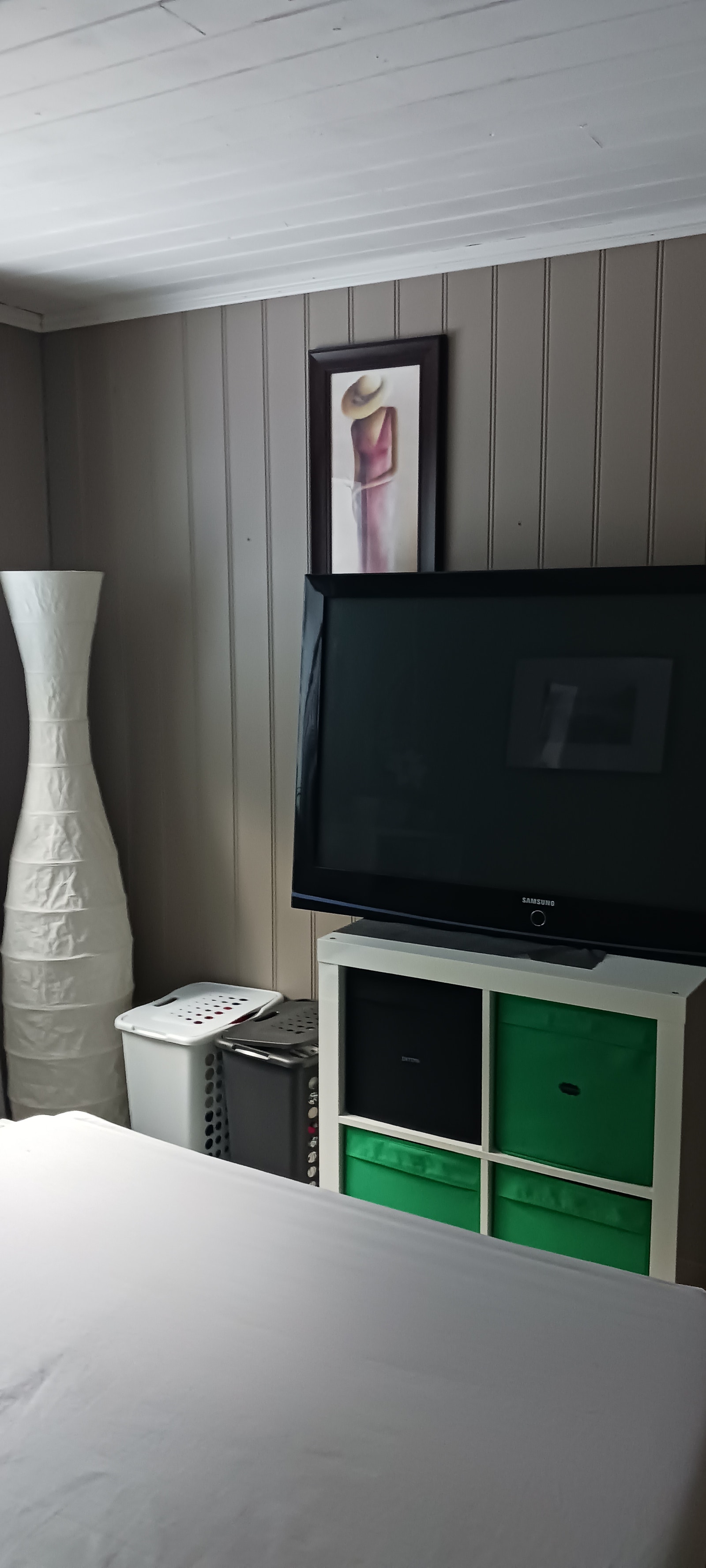 Kommode og stor TV Galleribilde