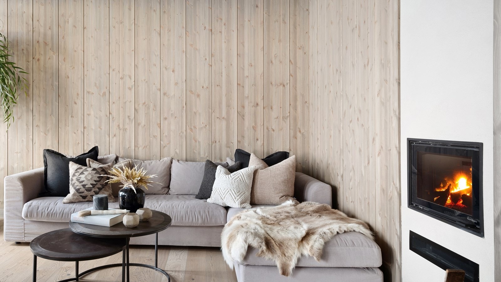 I tillegg til gulvvarme i stuen kan man på de kalde vinterdagene nyte varmen fra peisovnen. Galleribilde