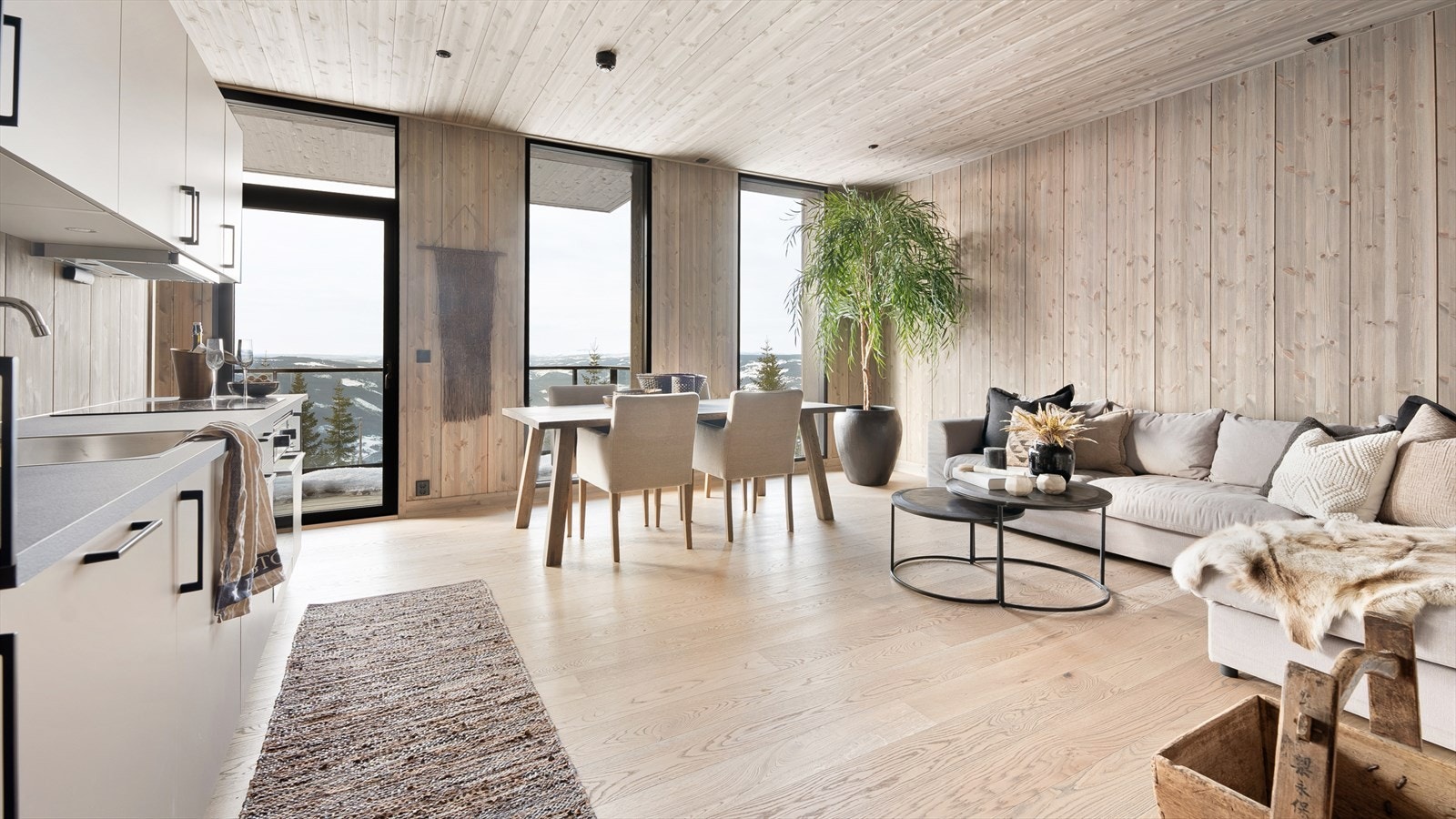 Pent og brukervennlig kjøkken fra HTH i åpen løsning mot stue og spisestue - et sosialt rom hvor de gode måltidene kan lages. Galleribilde