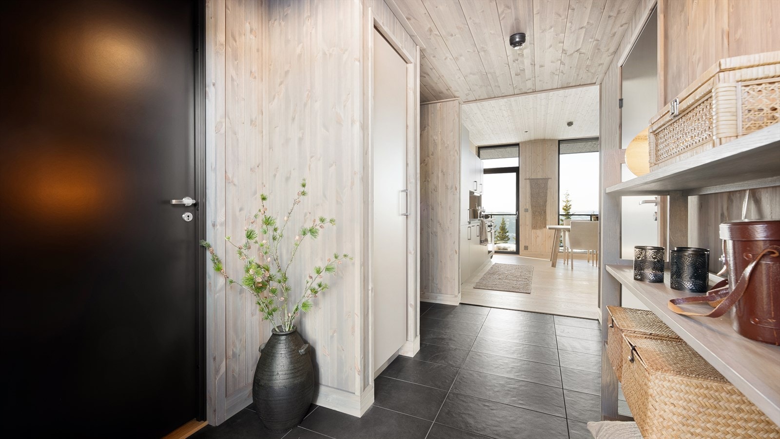 Entréen gir resten av leiligheten et godt førsteinntrykk og ønsker deg velkommen inn. Galleribilde