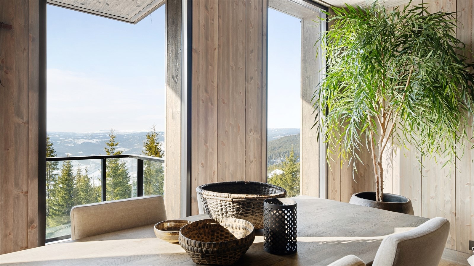 Leiligheten har store og gode vindusflater som tilføyer rikelig med dagslys, og gir en god og luftig følelse. Galleribilde