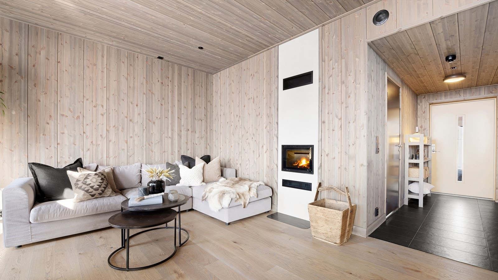 Stuen har et moderne uttrykk hvor alt ligger til rette for hyggelige fridager til fjells. Galleribilde