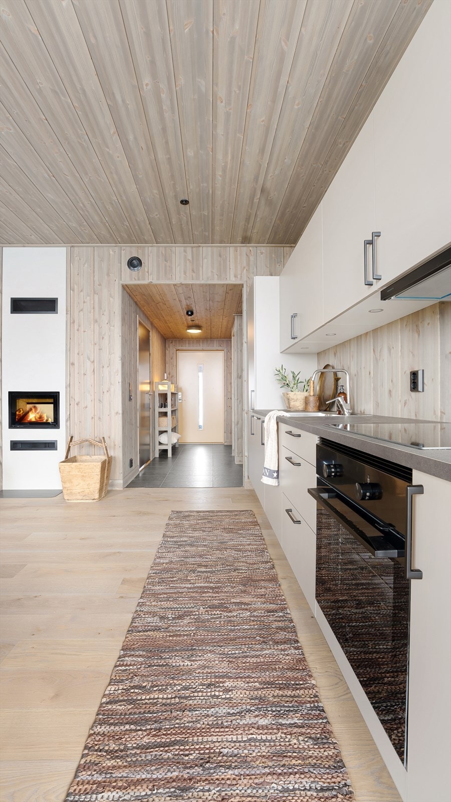 1-stavs eikeparkett på gulv, samt flotte 30x60 flis på gulv i gang og baderom. Det er gulvvarme i stue/kjøkken, bad, bod og gang. Galleribilde