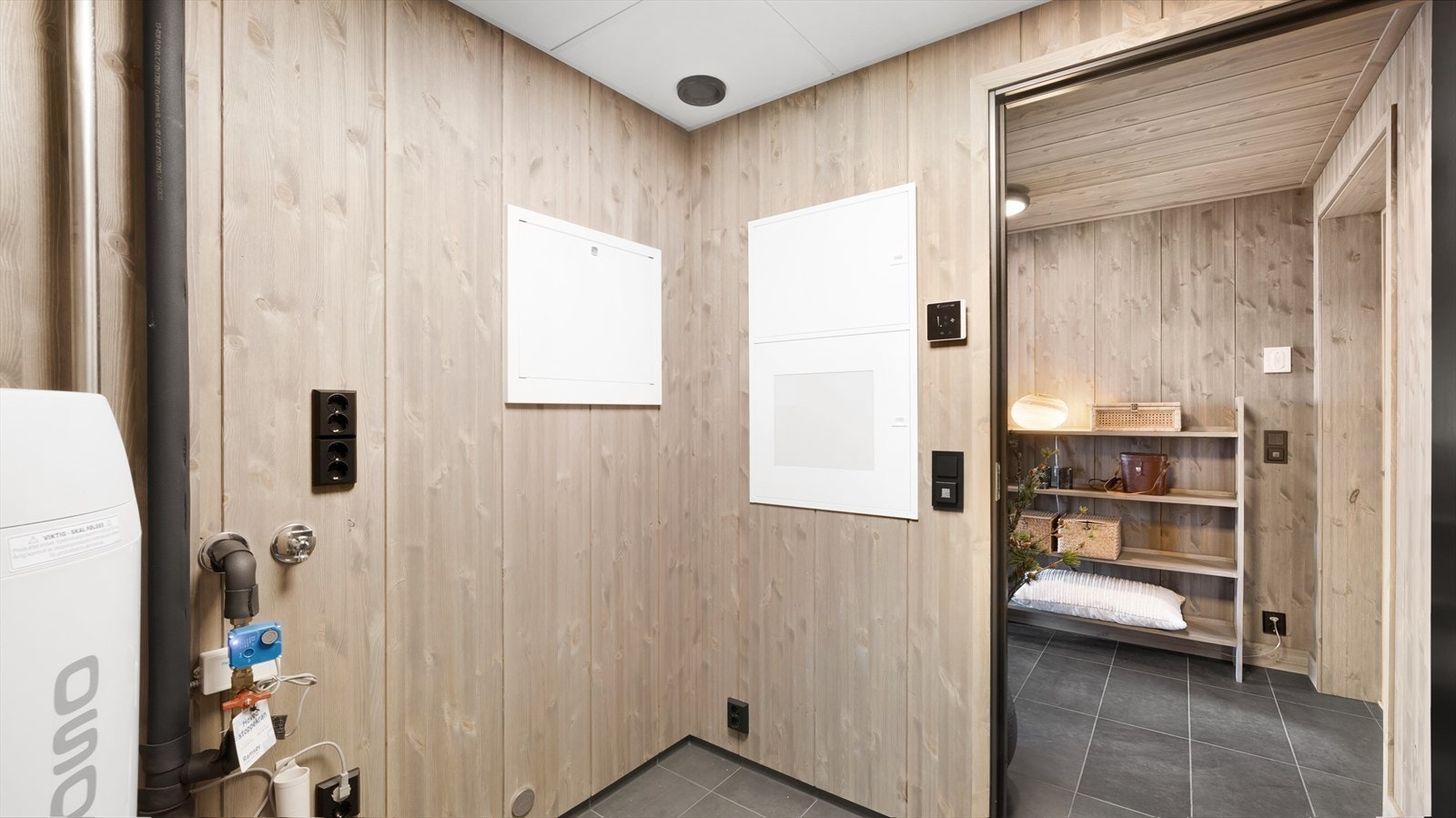 Romslig bodrom/teknisk rom med gode oppbevaringsmuligheter. Galleribilde