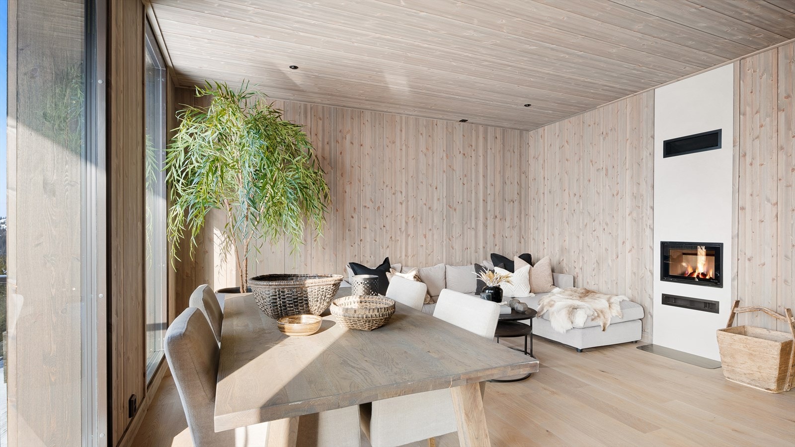 I stue/kjøkkenområdet er det god plass til spisestue - et naturlig samlingssted for venner og familie. Her kan alle og enhver samles for å nyte et rykende ferskt måltid servert rett fra kjøkkenet. Galleribilde