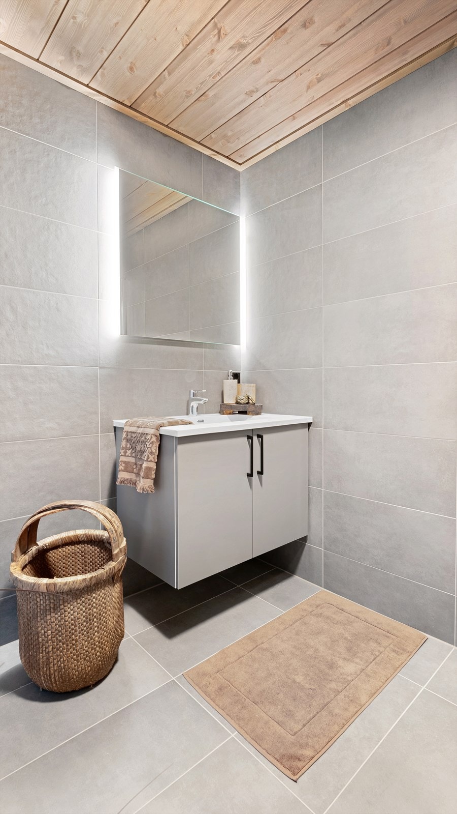 Pent baderom flislagt med lyse 30x60 fliser. Galleribilde