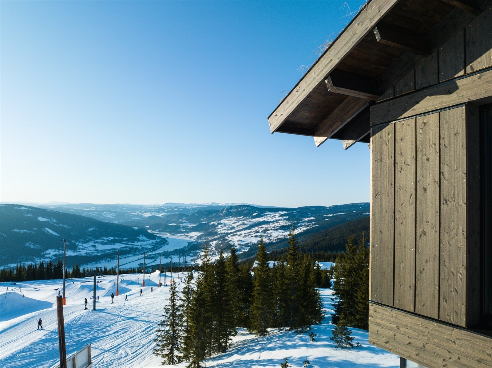 Fra leiligheten har du direkte adkomst til uteområdet og sklir rett ut i bakken. Galleribilde