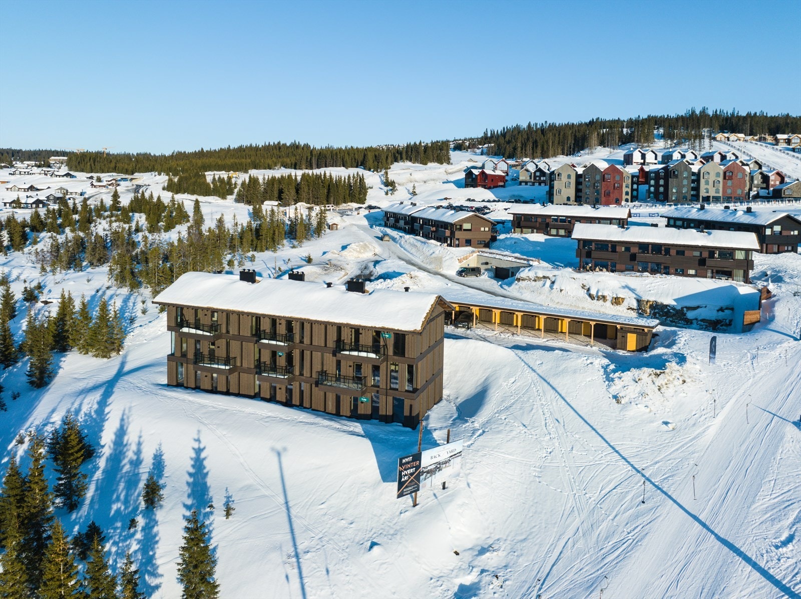 Til leiligheten medfølger det én parkeringsplass og én sportsbod i felles carportanlegg. Her har du også felles smørebod. Galleribilde