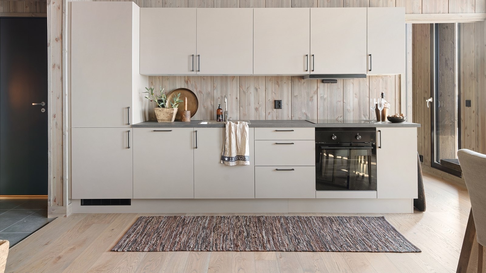 Det er gode oppbevaringsmuligheter i over- og underskap, samt godt med arbeidsplass på benk. Galleribilde