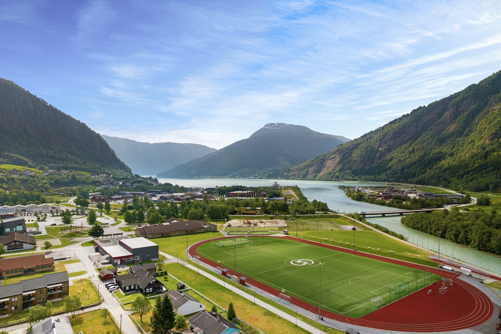 Bruflat-Grandmo feltet ligg meget sentralt plassert i Gaupne med kort veg til Luster idrettspark... Galleribilde