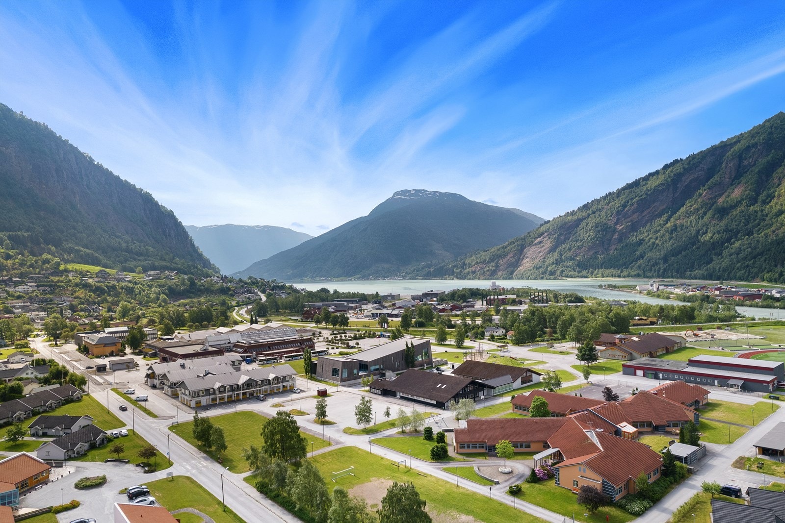 ... barne og ungdomsskule... Galleribilde