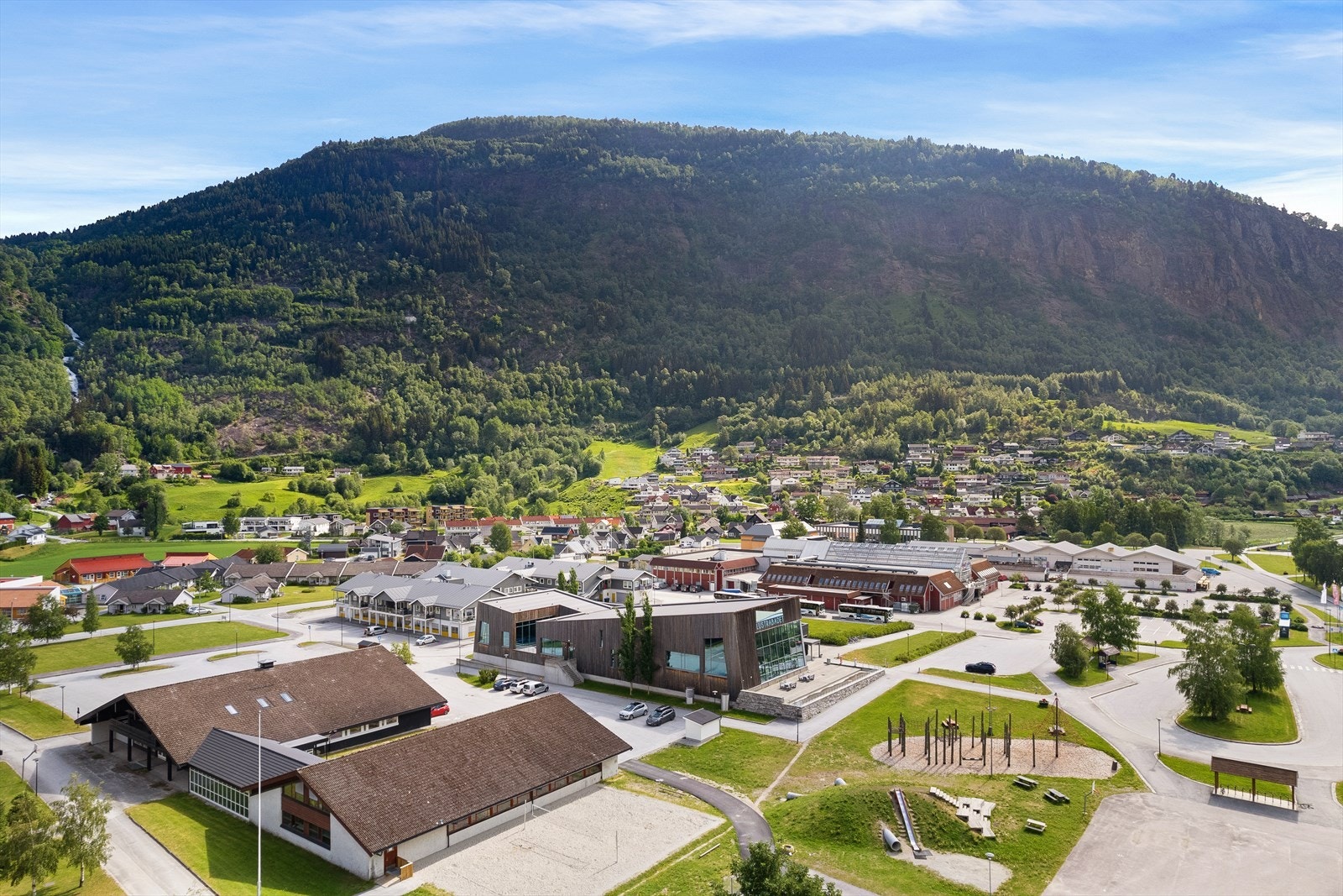 ... Luster treningssenter, Lustrabadet og... Galleribilde