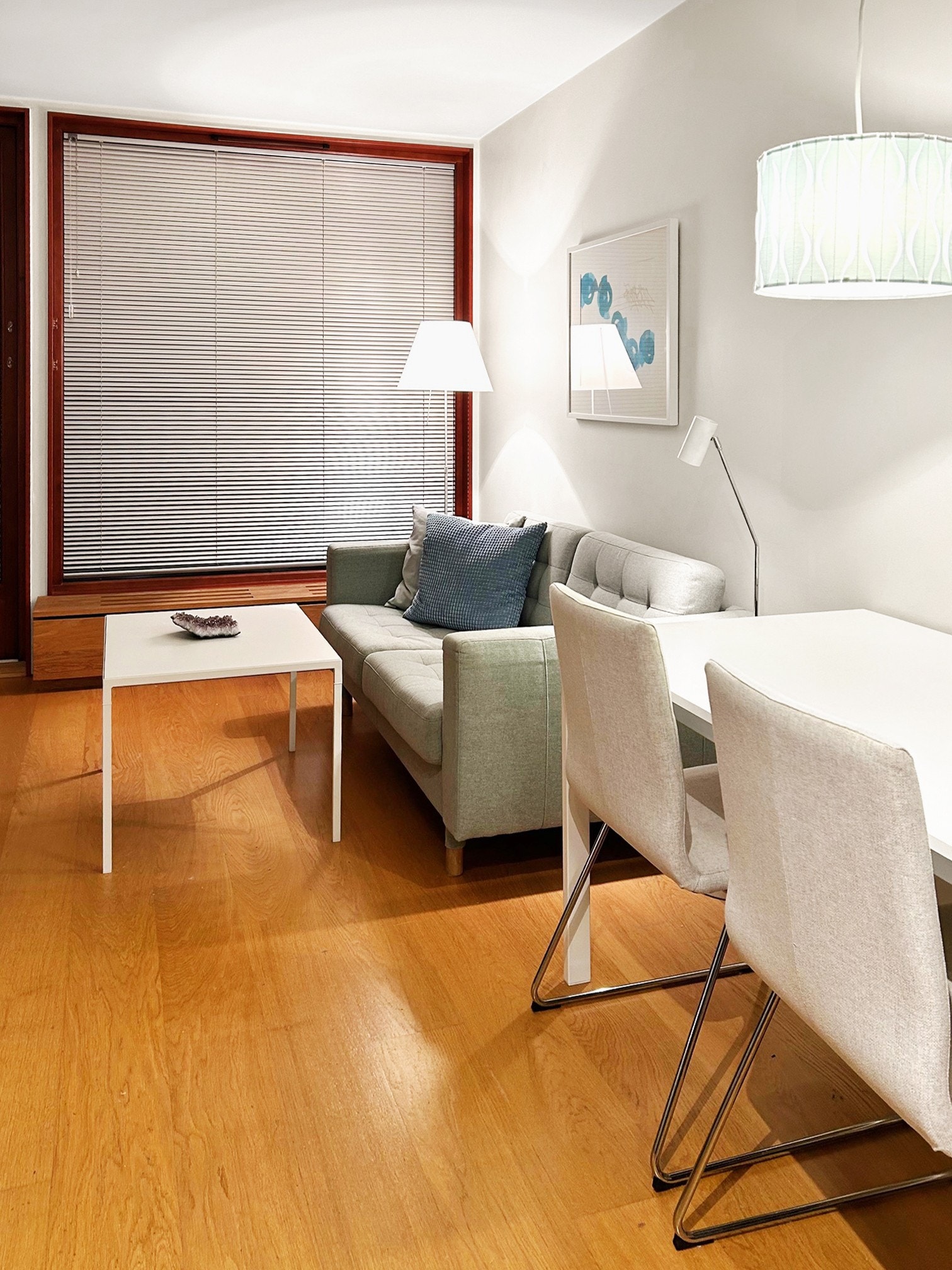 Inviting living room w/dining table/desk and sofa area. Galleribilde