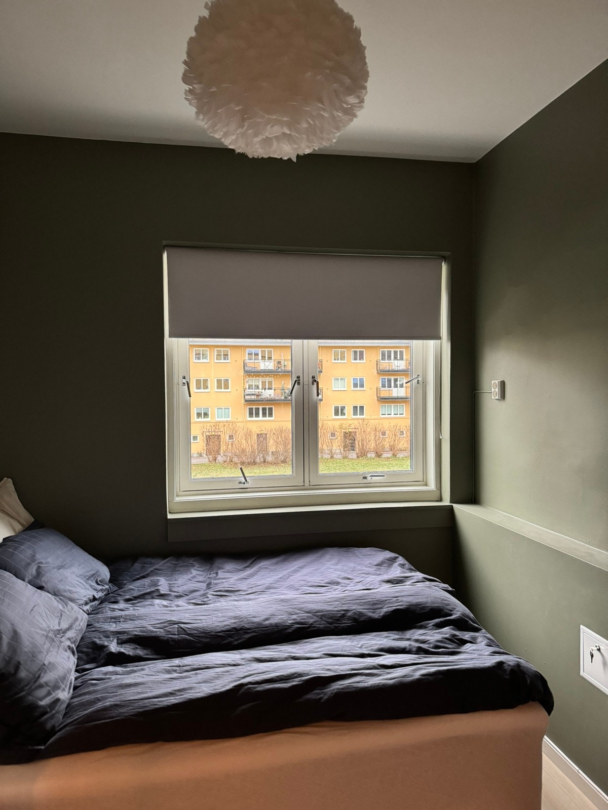 Soverommet i dag. Malt i en behagelig grønnfarge. Soverommet vender ut mot rolig bakgård. Galleribilde