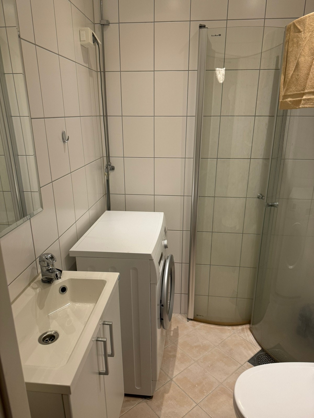 Vaskemaskin på badet. Fellesvaskeri med tørketrommel i kjeller. Galleribilde