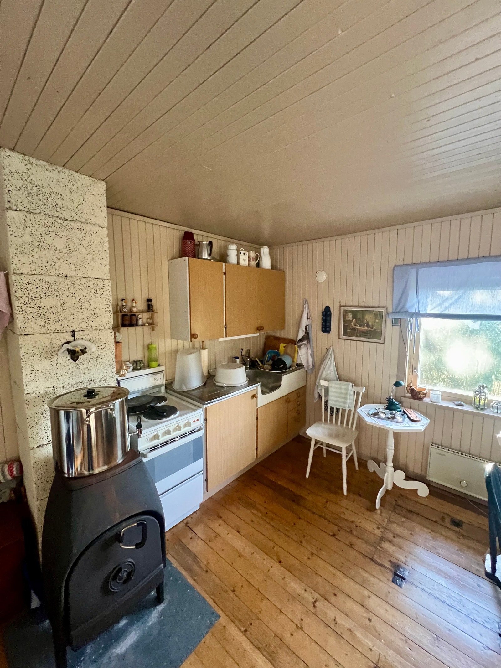 Trivelig kjøkkenkrok. På vinteren varmes vannet opp på stor kjele over vedovnen. Galleribilde