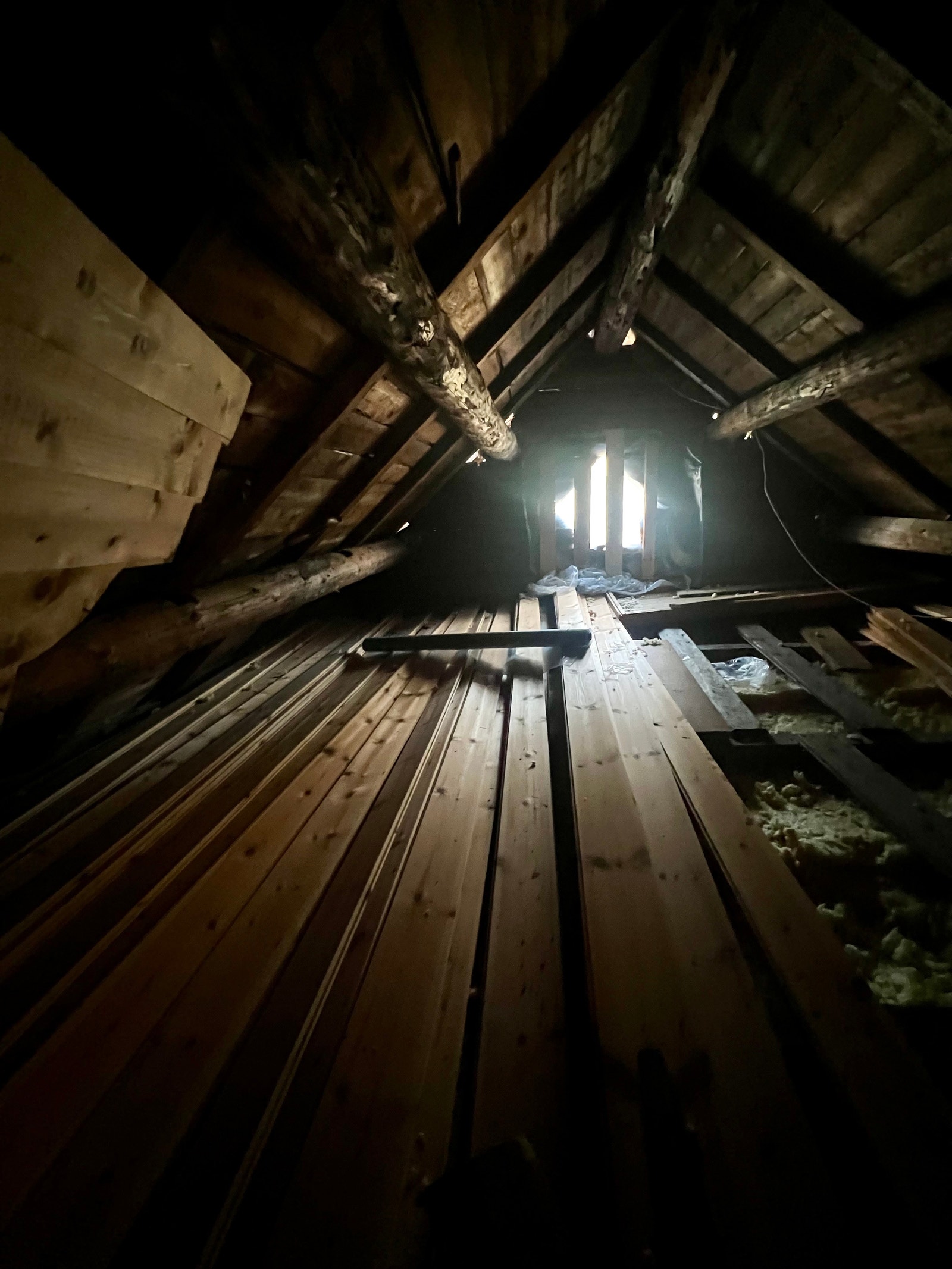 Hems over stue/kjøkken er uferdig. Her kan en åpne opp slik at det blir en åpen hems fra stue, eller gå opp via trapp i gang. Galleribilde