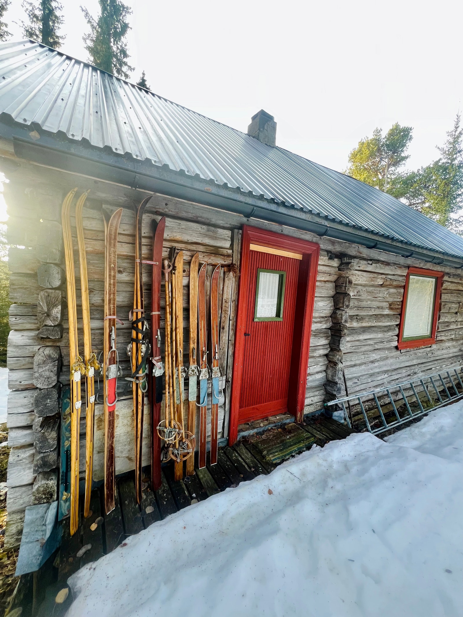 Sjarmerende hytte med solid tømmer Galleribilde