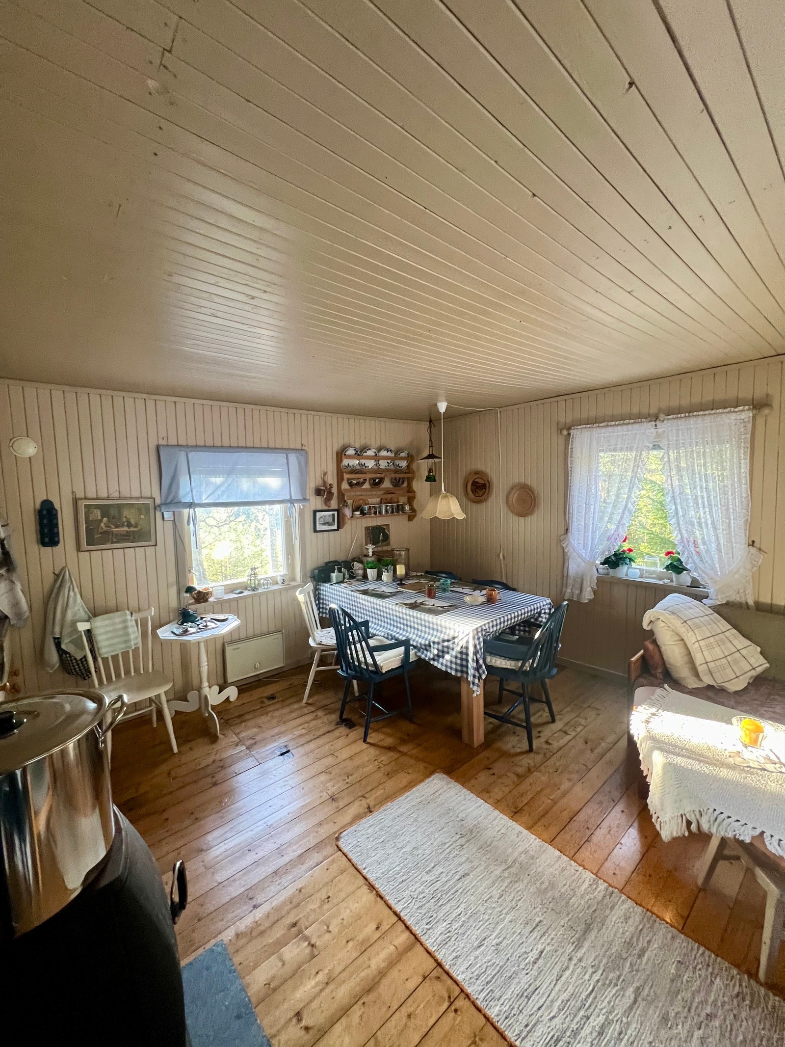 Stue og kjøkken er på 20 kvm med plass til langbord, mindre spisebord og salong. Spisebord og sofa kan følge med. Galleribilde