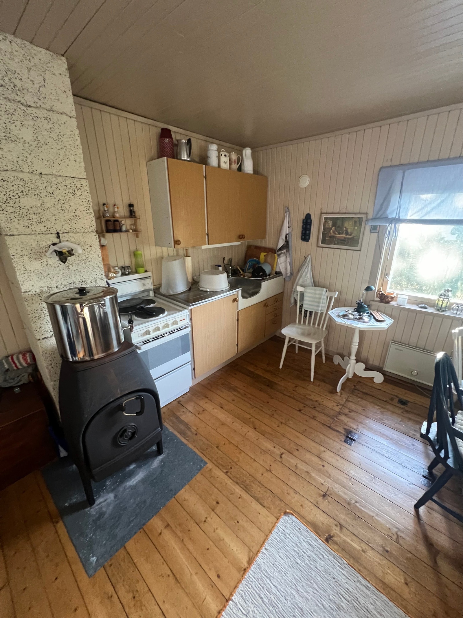 Eldre kjøkkeninnredning fra 1975. Komfyr følger med. Galleribilde