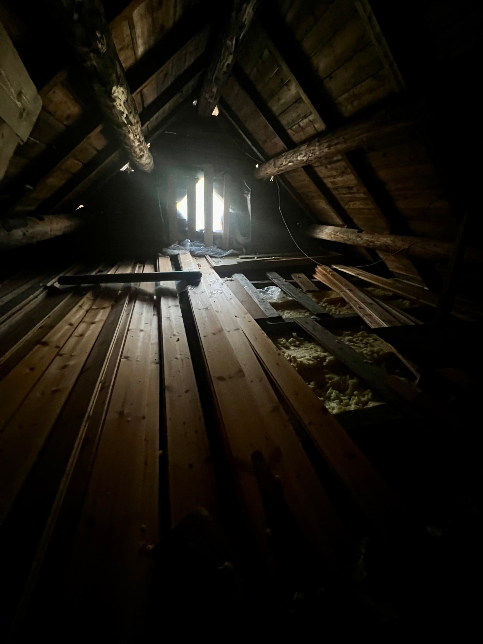 Uferdig rom på loft. Materialer følger med. Galleribilde