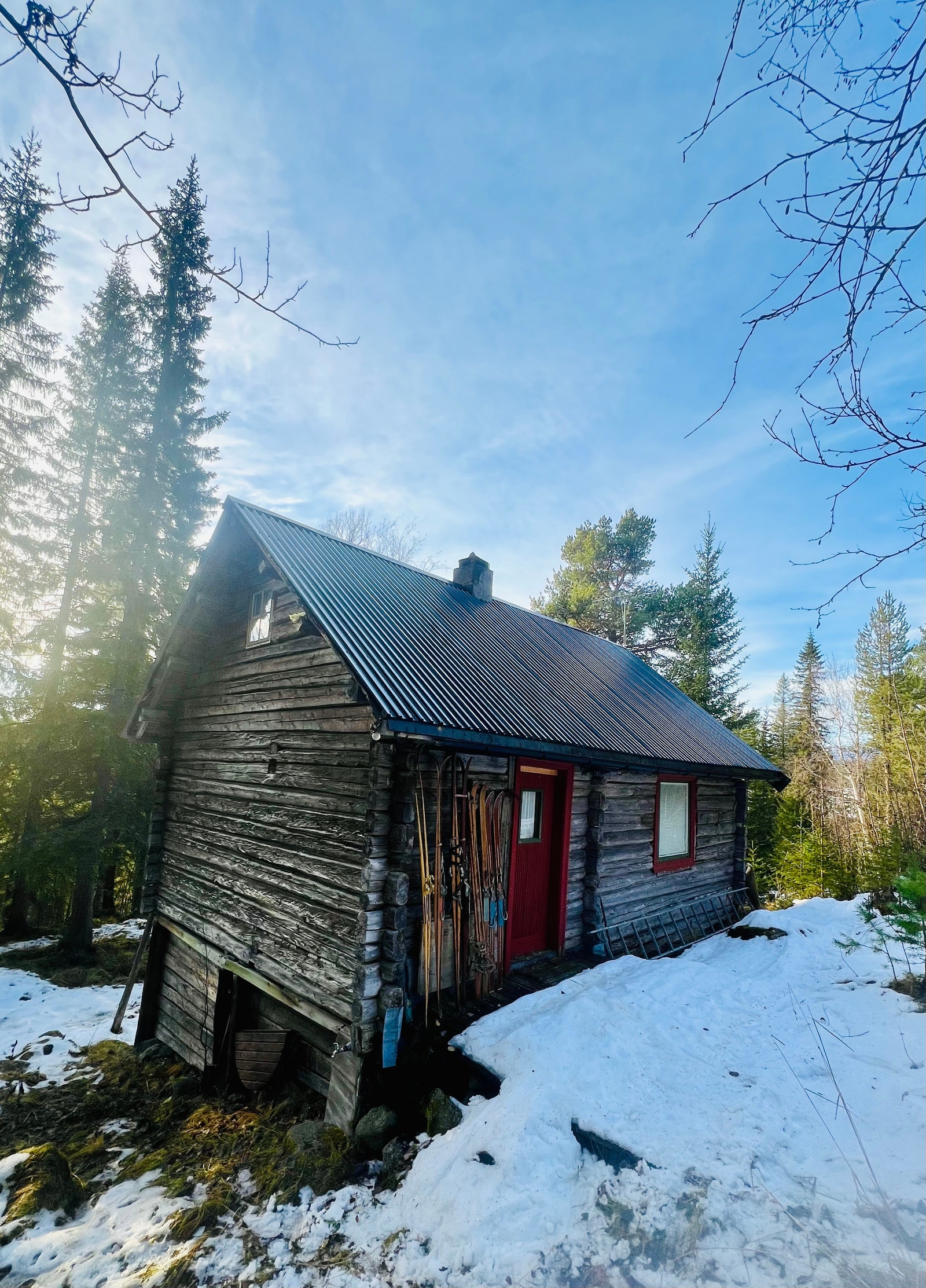 Hytta ligger fint i terrenget, tomten er på ca 1000m2 Galleribilde