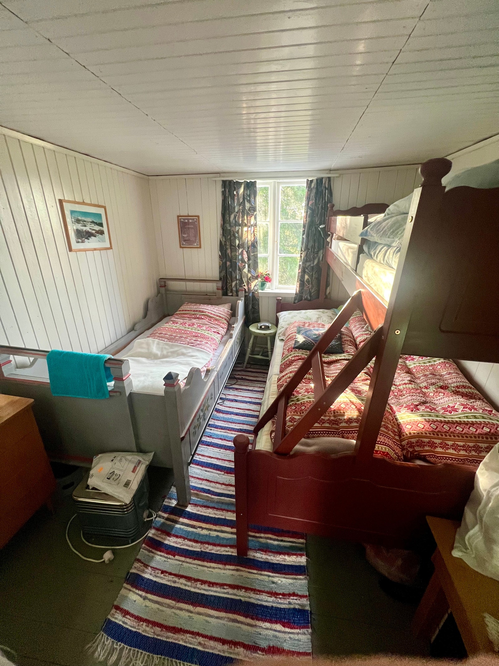 Soverom på ca 6 kvm med fint tregulv og smale panelbord. Nyere køyseng kan følge med. Galleribilde