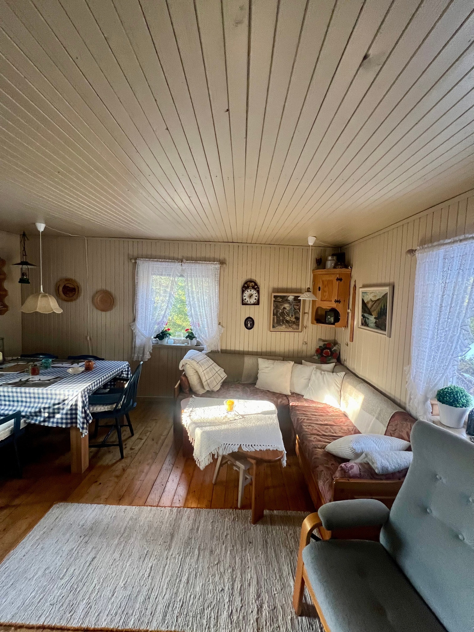 Flott allrom med åpen kjøkken - stue løsning. Sosialt rom som raskt blir varmt på vinteren da hytta er godt isolert og har en Jøtul nr 1 ovn. Galleribilde