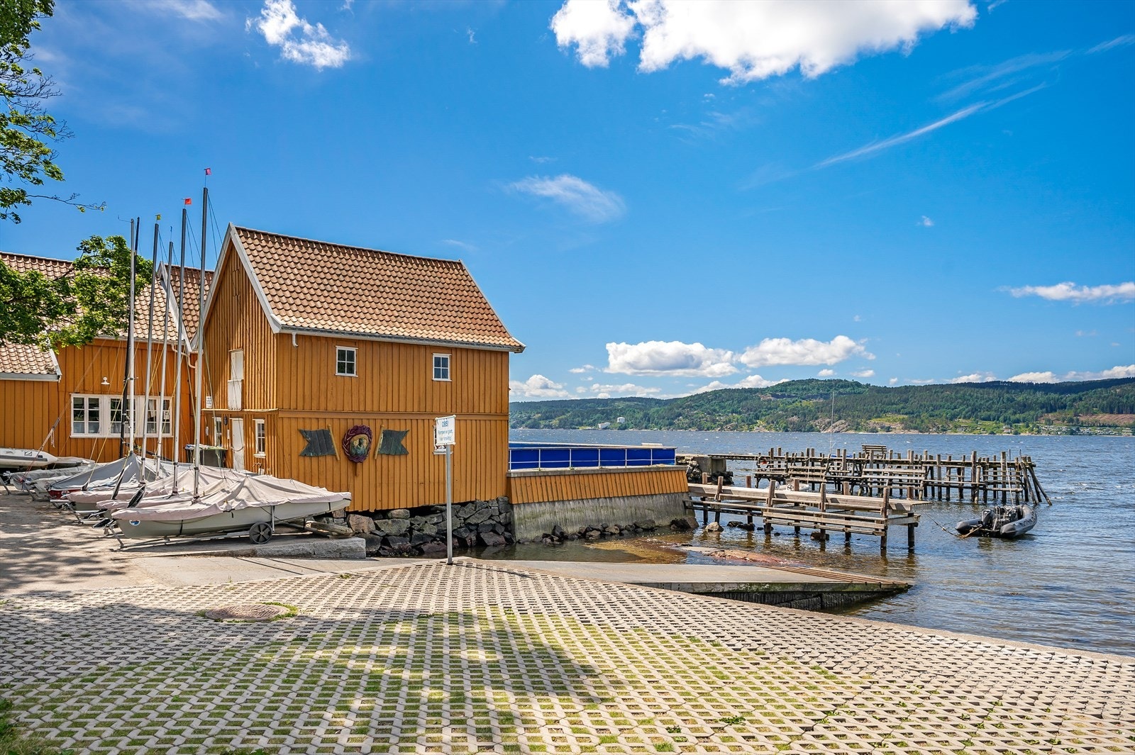 Fra boligene er det kort gangavstand til torget i Hvitsten. Galleribilde