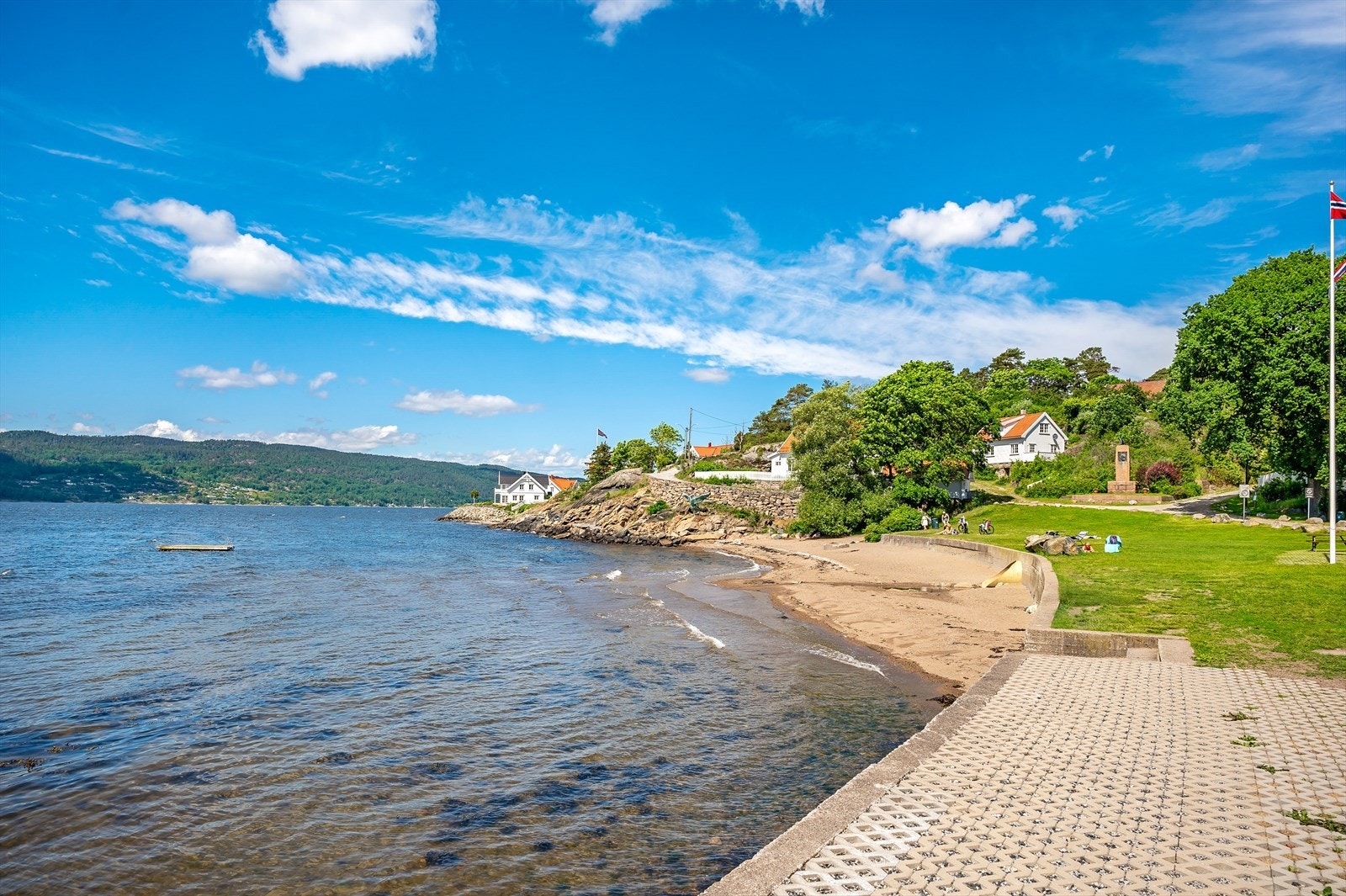 Det er flere badestrender i Hvitsten. Dette er stranden ved torget. Galleribilde