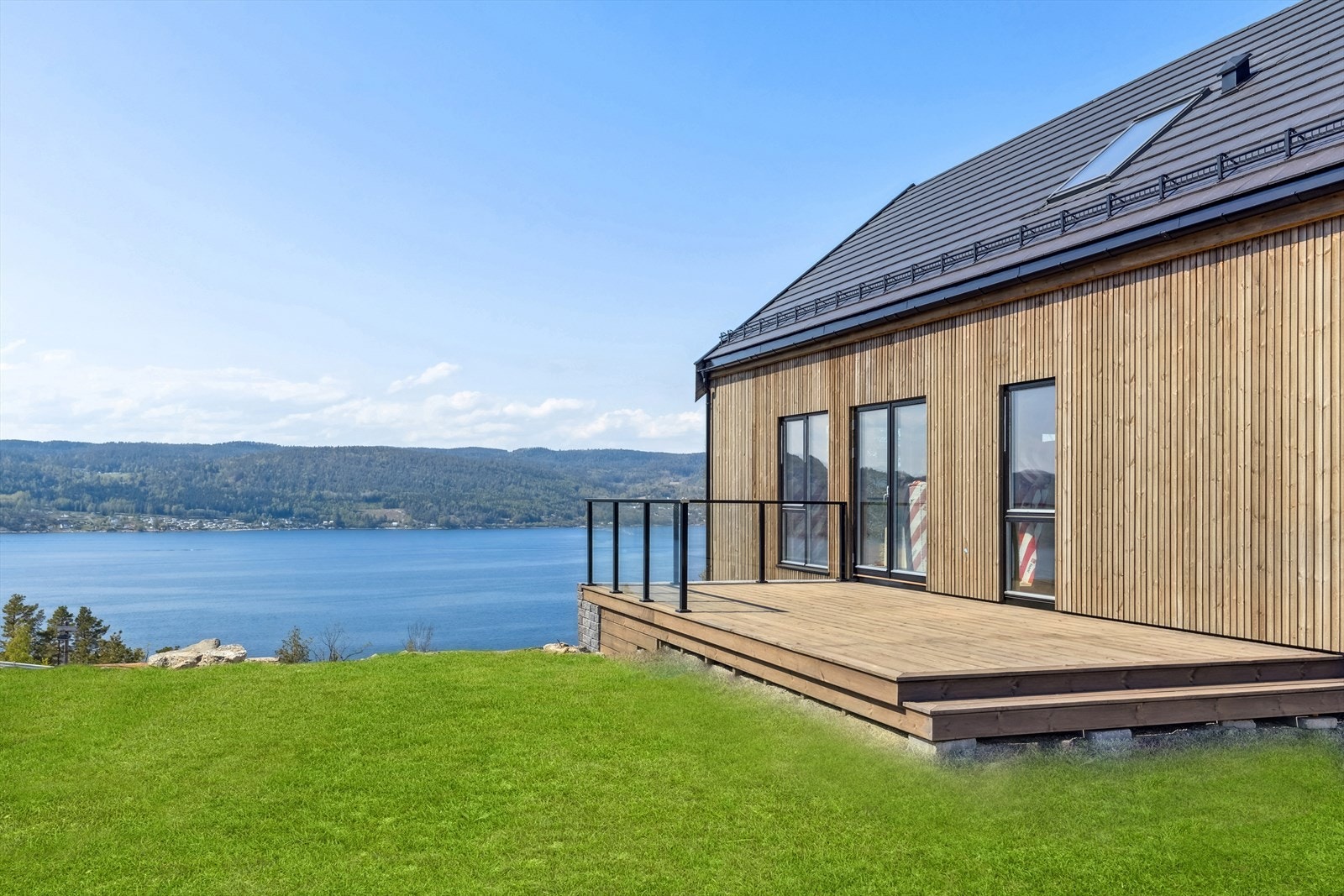 Tilsvarende boliger i nr. 83 er utvendig ferdigstilt og området er tilgjengelig for besiktigelse.
( Illustrasjonsfoto, redigert plen samt adkomstveier. Noe avvik vil forekomme) Galleribilde