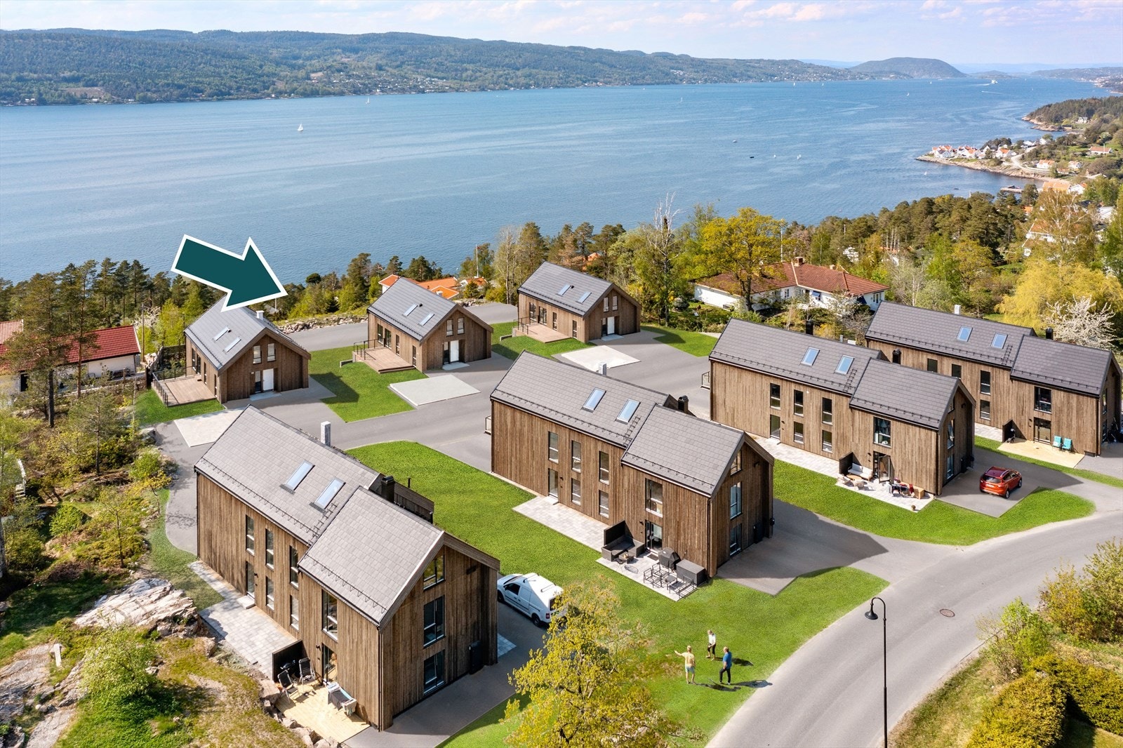 Alle boligene vil få god utsikt til sjøen. De neste eneboligene skal bygges på tomten nærmest sjøen. De vil ikke få ny bebyggelse foran seg. ( Illustrasjonsfoto, redigert plen samt adkomstveier. Noe avvik vil forekomme) Galleribilde