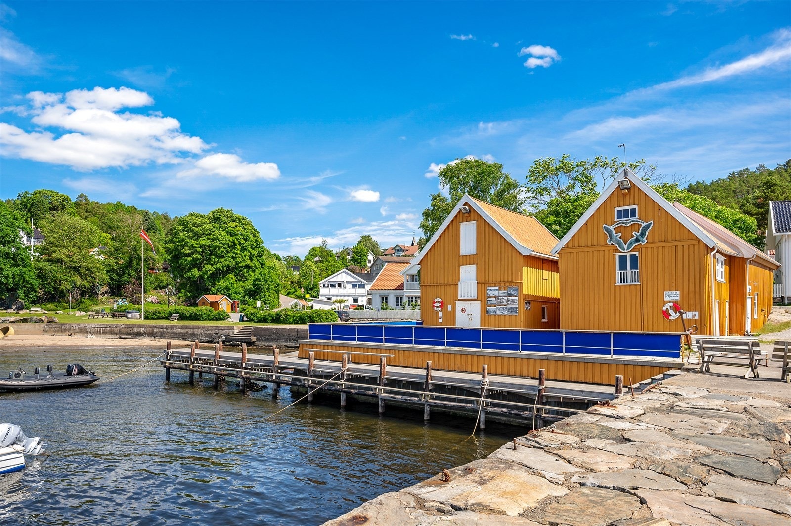 Hvitsten Brygge som man kjenner igjen bla. annet fra TV-serien "Neste sommer". Galleribilde