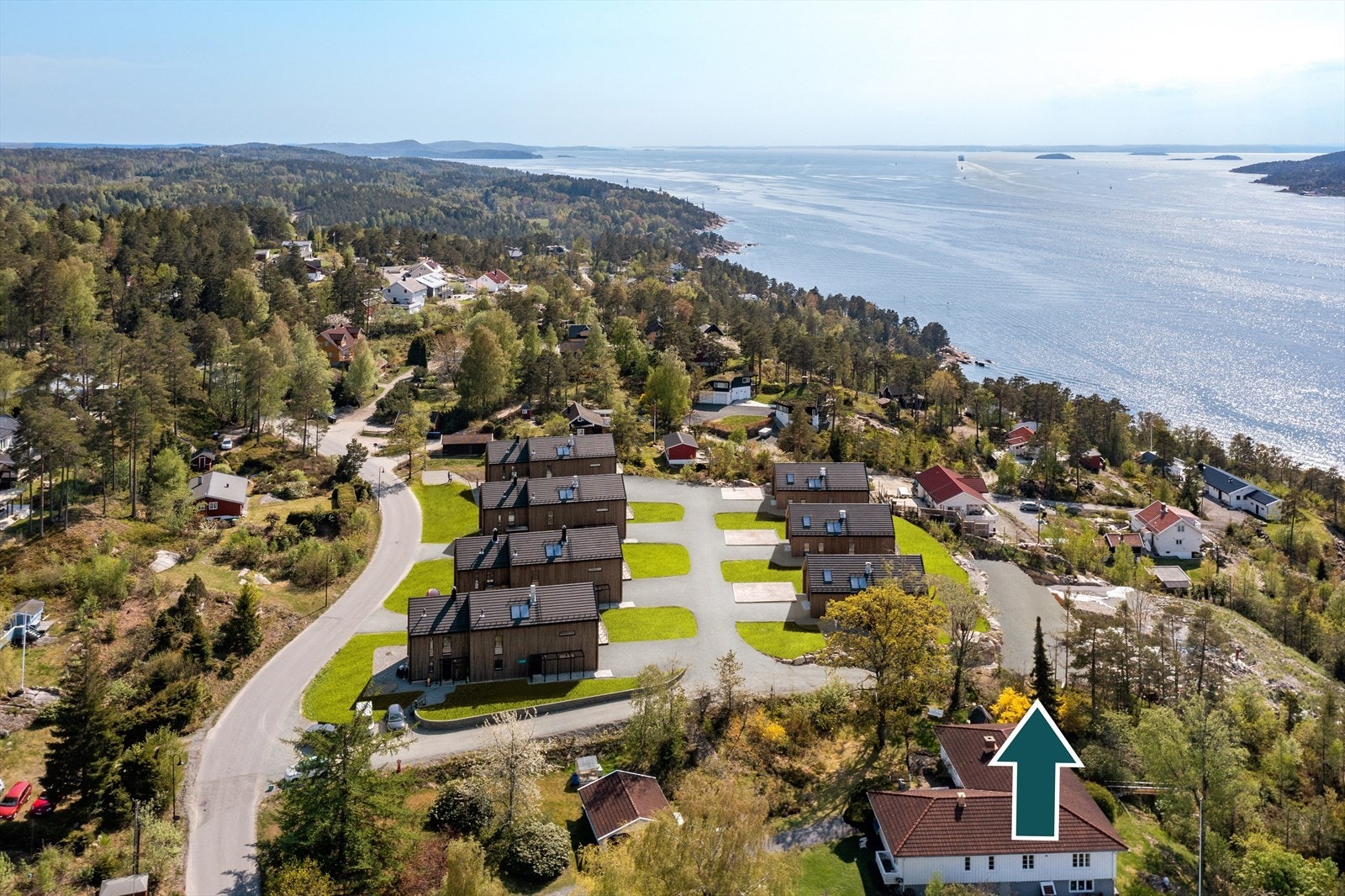 Allerede 8 enheter solgt. Tilsvarende eneboliger er ferdig oppført, men ikke innvendig ferdigstilt. Det er ferdigstilt en visningsbolig som kan besiktiges etter avtale. ( Illustrasjonsfoto, redigert plen samt adkomstveier. Noe avvik vil forekomme) Galleribilde