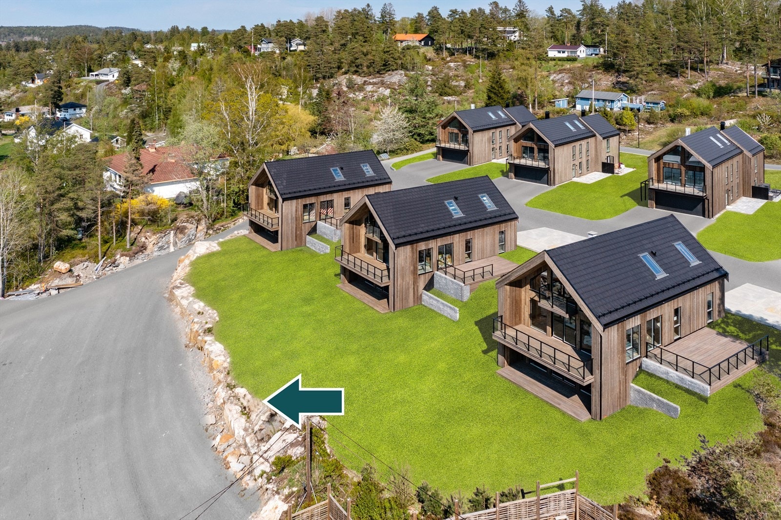 Bildet er av eksisterende bebyggelse i Strandveien 83. De nye husene som nå skal selges skal bygges på tomten på fremsiden mot sjøen. ( Illustrasjonsfoto, redigert plen samt adkomstveier. Noe avvik vil forekomme) Galleribilde