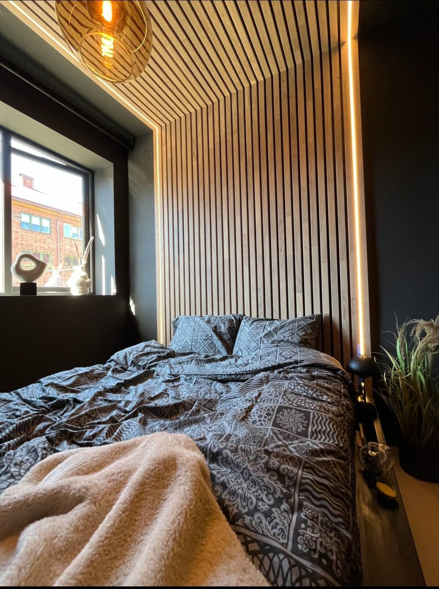 soverom (også god skapplass her) og TV på soverom. Galleribilde