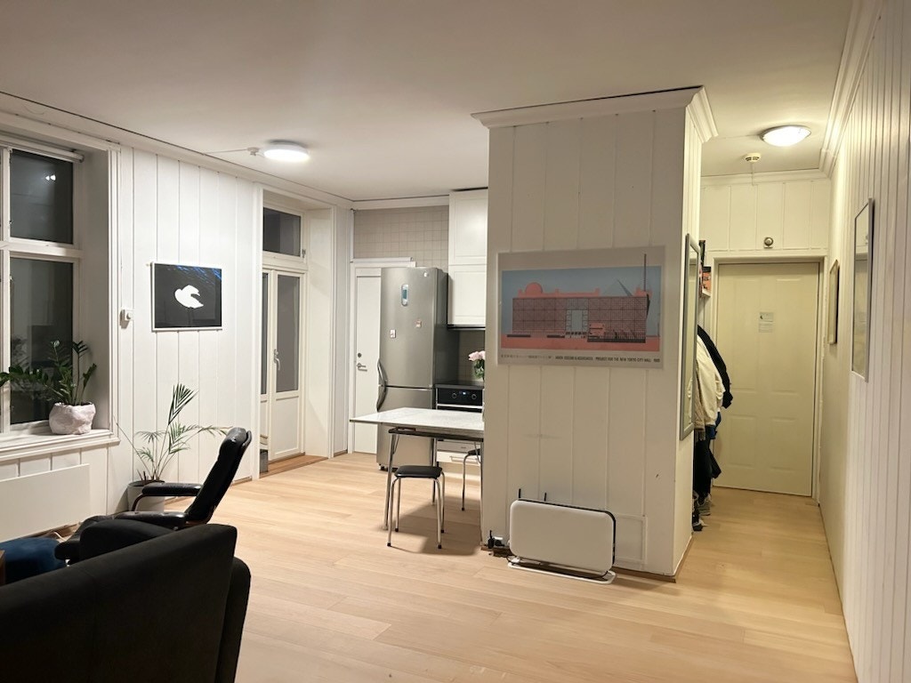 Nytt gulv å nymalt vegg og tak. Galleribilde