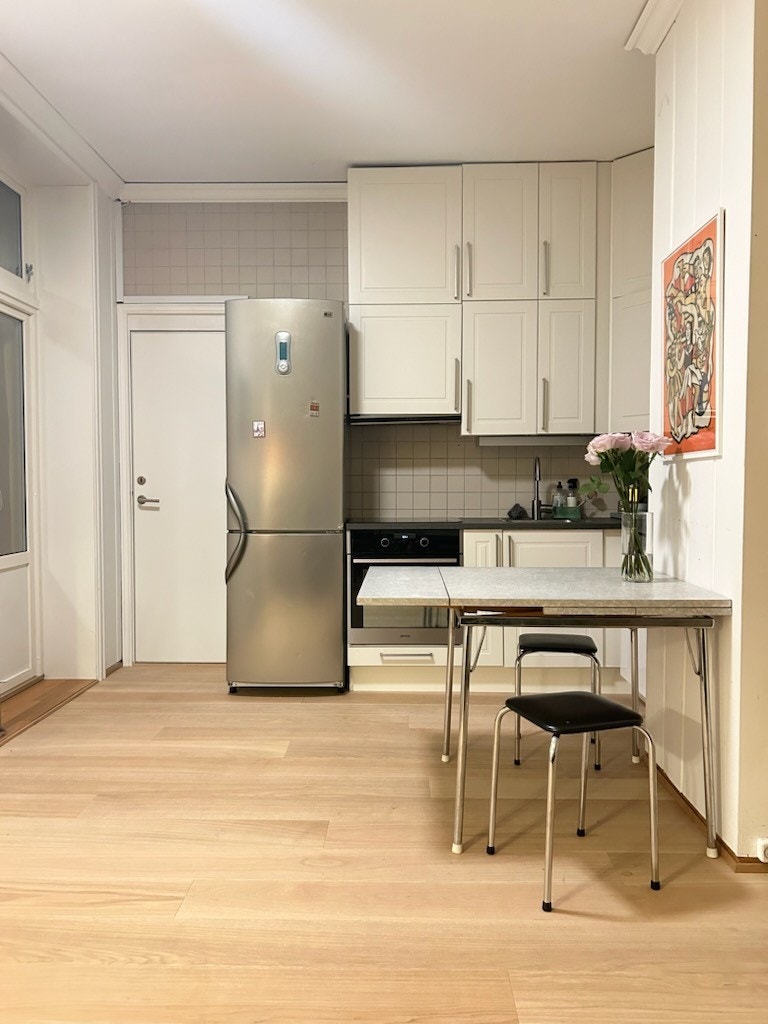 Nytt gulv i stuen og kjøkkenet, (spisebordet på bildet er ikke inkludert, den andre på bilden er inkludert. Galleribilde