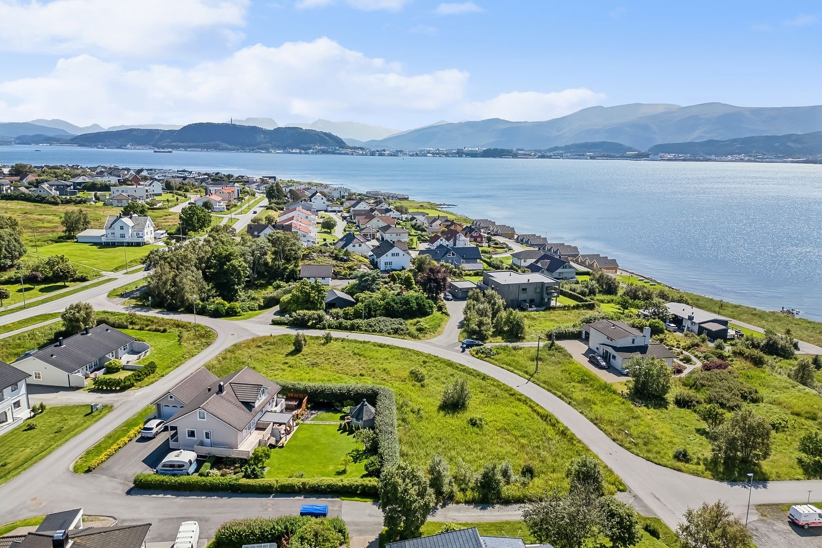 Dronebilde av tomtene sett mot øst. Galleribilde