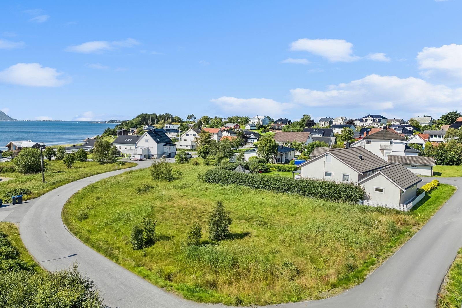 Dronebilde av tomtene sett mot vest. Galleribilde
