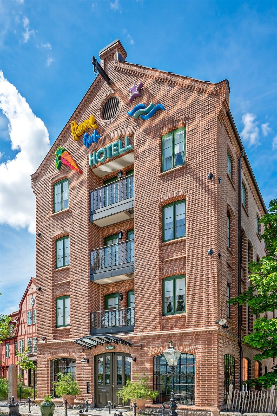 Brenneriet er den ene av de to hotellbygningene, og er konstruert som en fabrikkbygning i 1880-talls stil. Galleribilde