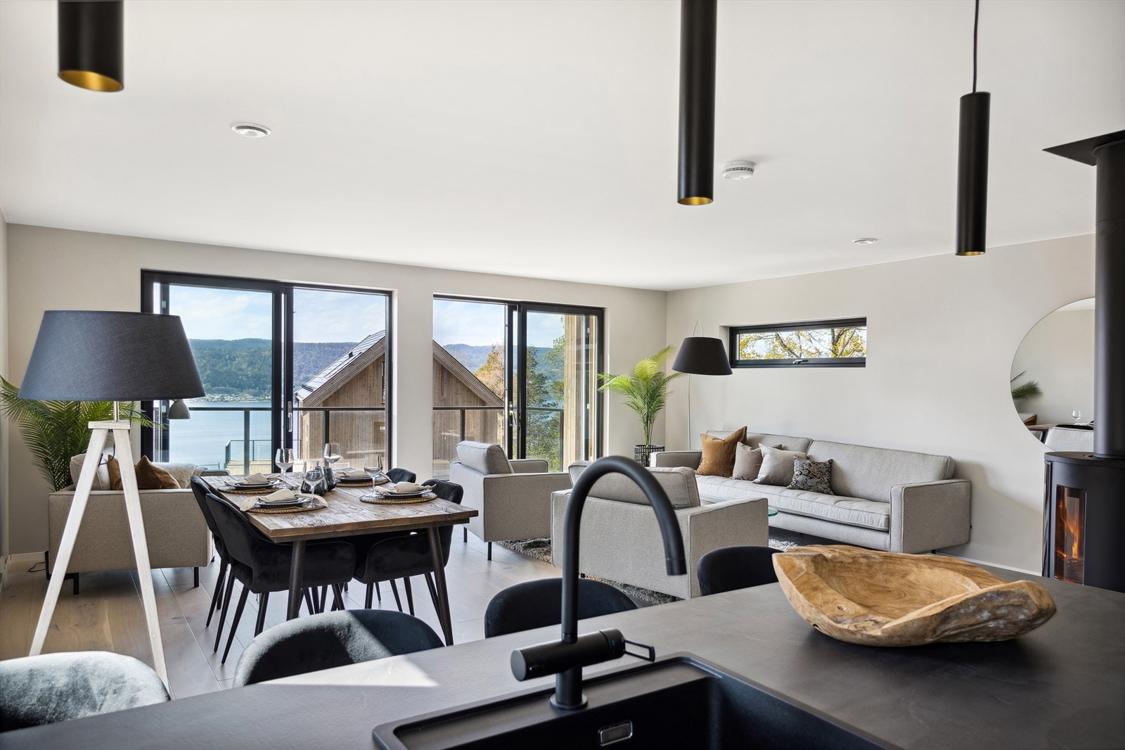 Romslig stue med god plass til både salong og spisestue. Bildet er fra visningsboligen for å synliggjøre kvaliteten på innvendige overflater. Galleribilde