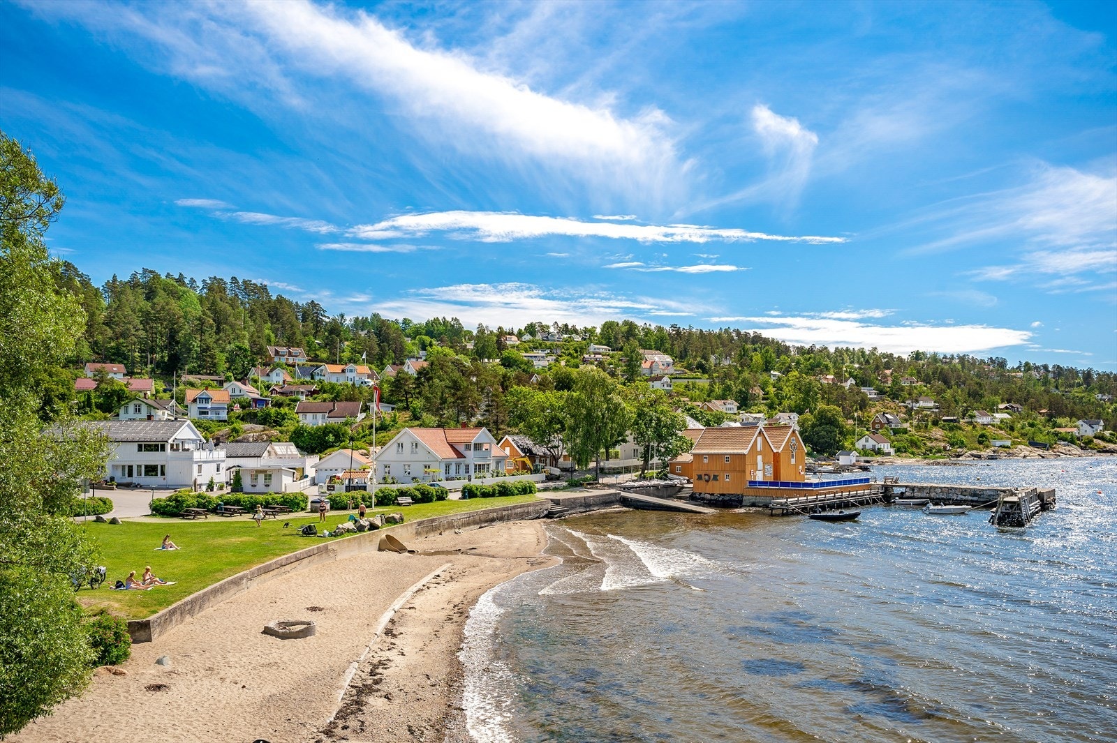 Hvitsten ligger idyllisk til ved Oslofjorden, omtrent midt mellom Drøbak og Son. Tettstedet har to populære badestrender, Hvitsten strand med sjøbodene og Emmerstadbukta som ligger et par kilometer sør for sentrum. Galleribilde