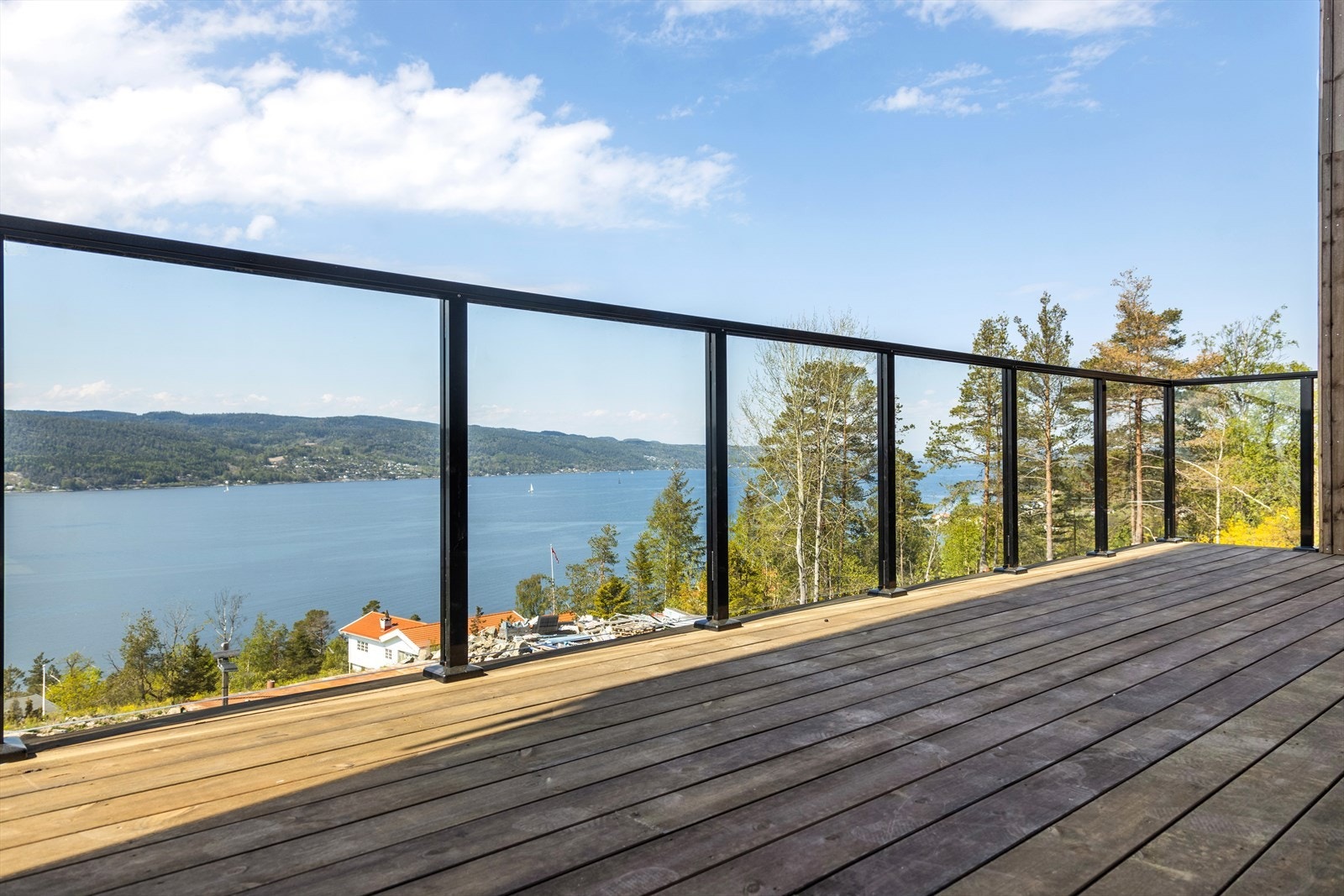 Utsikt fra terrassene i eneboligene i Strandveien 83. Fra terrassen ser man Oscarsborg i nord og Jeløya i syd. Galleribilde