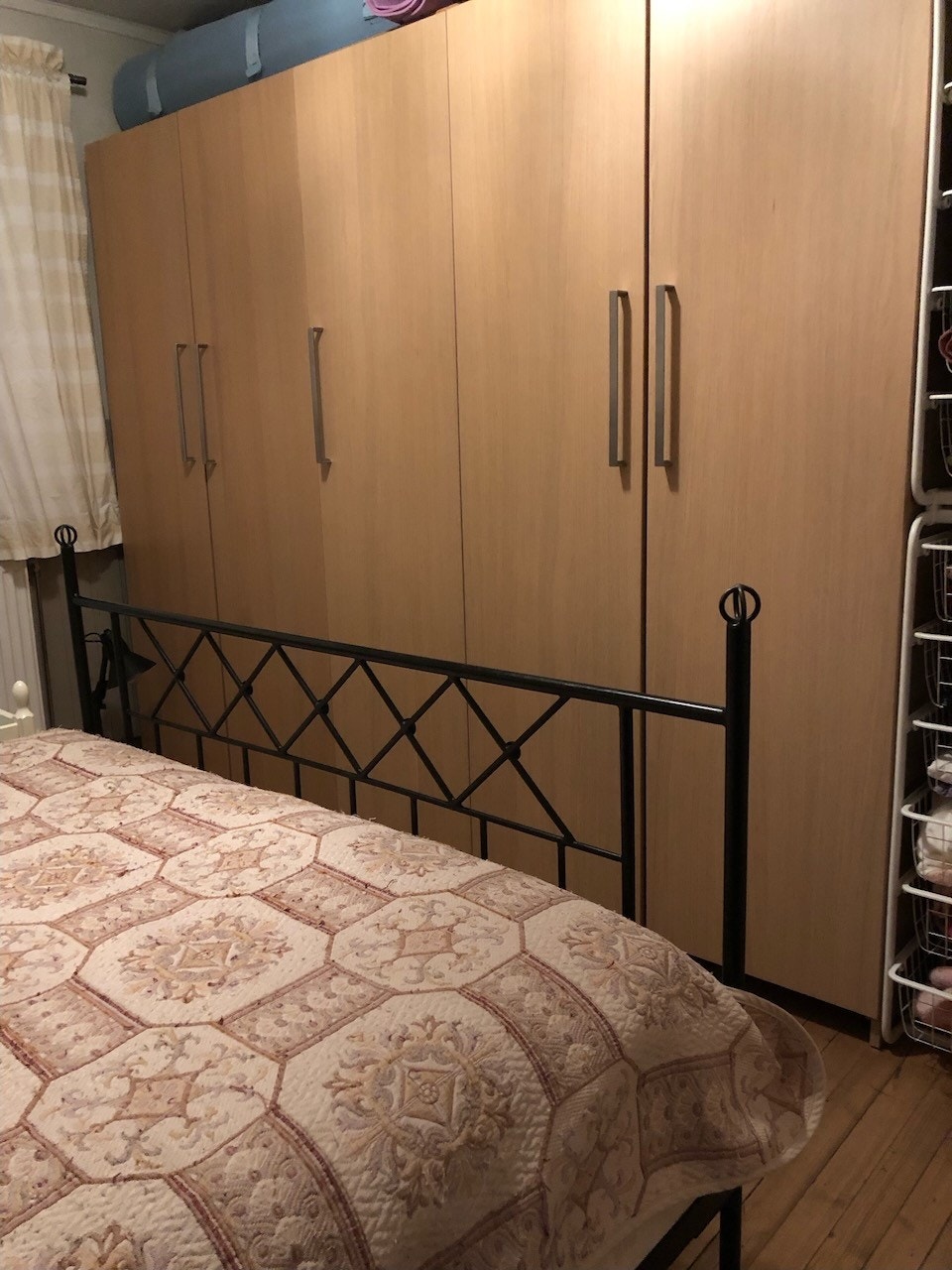 Soverom 1 med garderobeskap Galleribilde