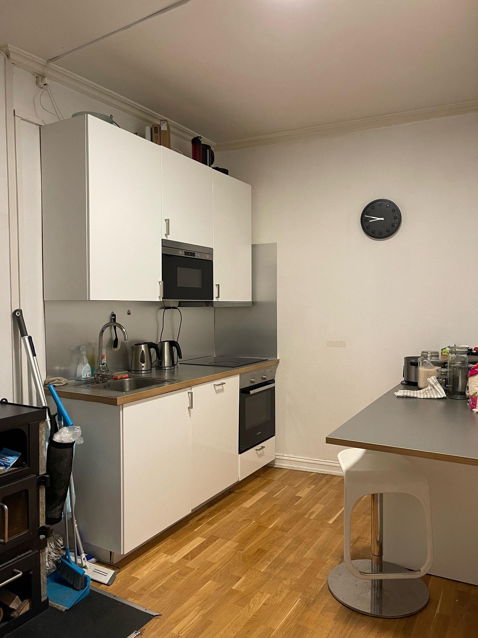 Kjøkkenet har 2 stk kjøle og fryse kombiskap, de er ikke tatt med i bildet Galleribilde