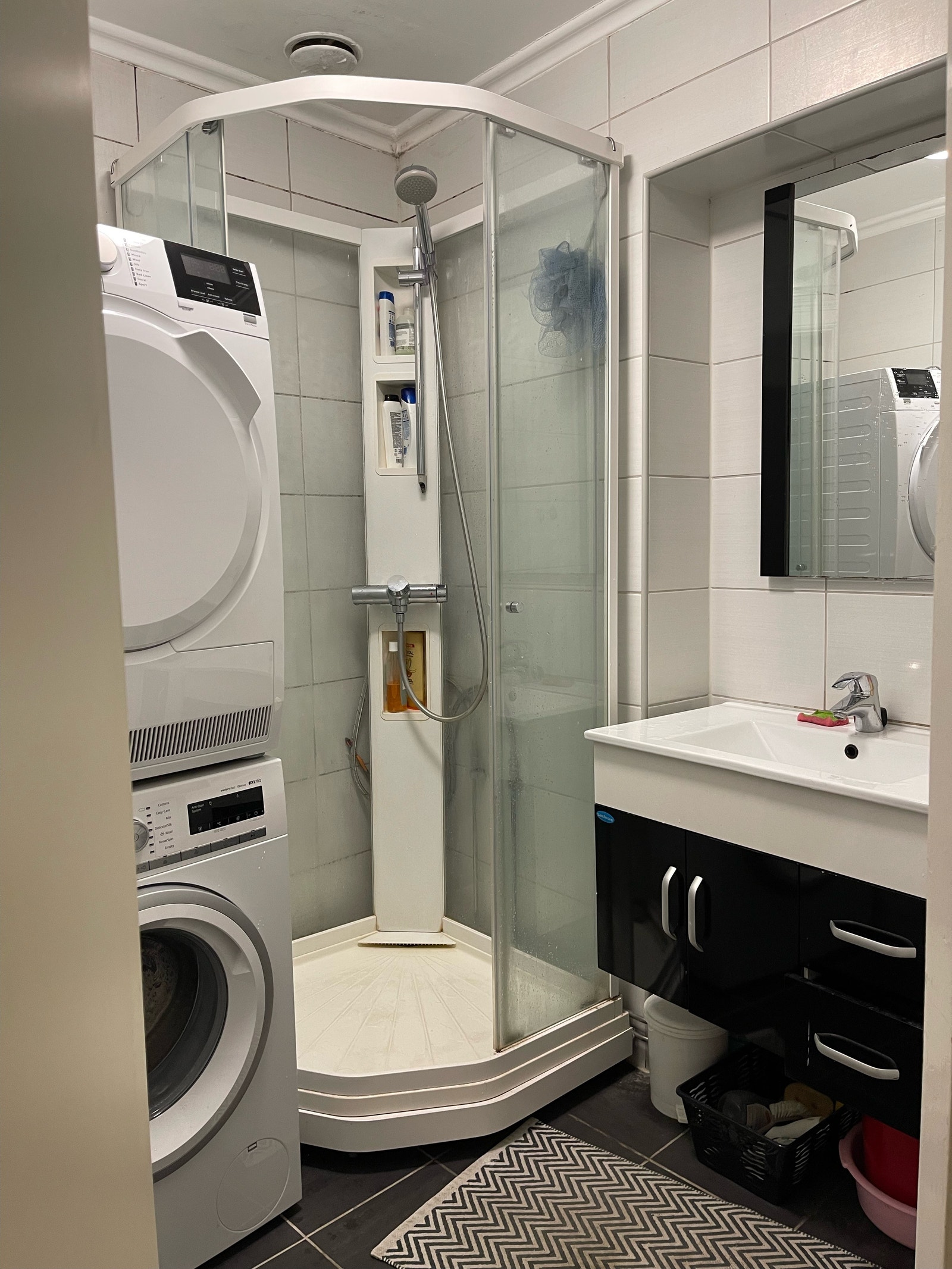 Badet er utstyrt med vaske og tørketrommel maskin Galleribilde