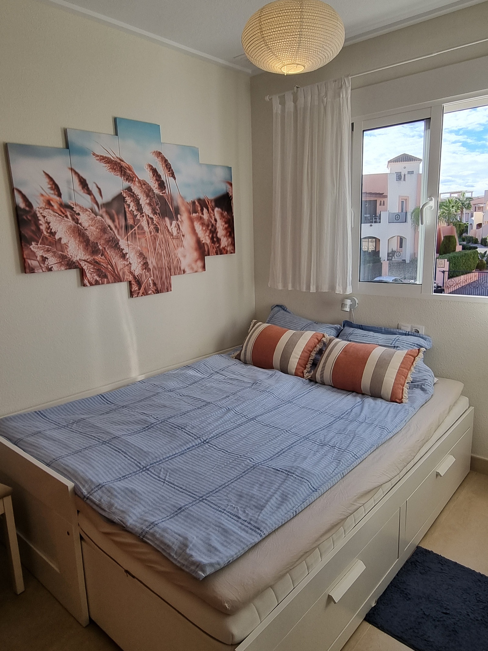 Soverom 2 med 160 cm bred seng, aircondition og takvifte Galleribilde