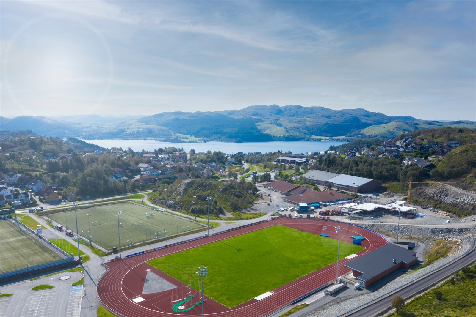 Området er også beriket med et imponerende idrettsanlegg som inkluderer kunstgressbaner, to idrettshaller med to nye haller under utvikling. Galleribilde